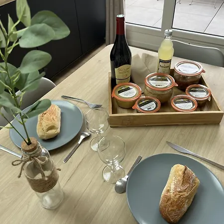 Appart-hotel N 3 Avec Terrasse, Piscine, Petit-dejeuner Et Parking Prive *